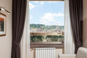 une fenêtre avec vue sur la ville dans l'établissement Window On Rome, à Rome