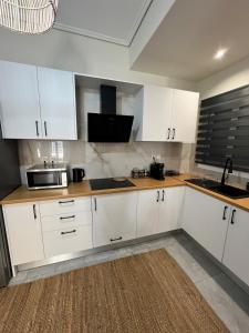 Kuchyň nebo kuchyňský kout v ubytování Feels Like Home - Agrinio Suites + 12 fotografií