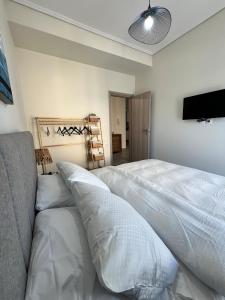 Postel nebo postele na pokoji v ubytování Feels Like Home - Agrinio Suites