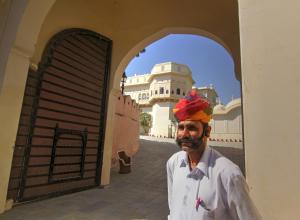 un hombre con un turbante parado en una puerta en Alsisar Mahal- Heritage Hotel, en Alsīsar