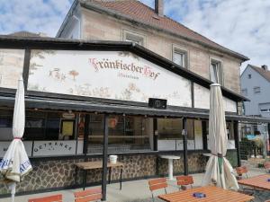 Das Gebäude in dem sich die Zelt-Lodge befindet