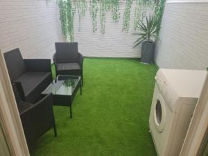 a laundry room with green carpet and a washing machine at Apartment Azul in Santa Pola