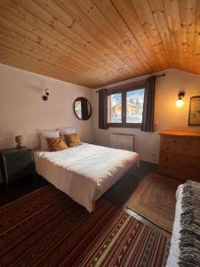 una camera da letto con un letto grande in una stanza di Charming chalet, 3 rooms, 6 to 8 persons, Meribel, Les Allues a Les Allues