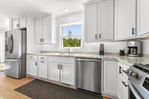 Gallery image of Bears Den - Walk to Glen Lake with Hot Tub in Maple City