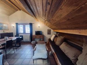 un soggiorno con un divano e un tavolo di Charming chalet, 3 rooms, 6 to 8 persons, Meribel, Les Allues a Les Allues