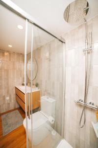 Un baño con ducha, inodoro y lavabo. en Casa Colina e Lobos by Quantique, en Vieira do Minho