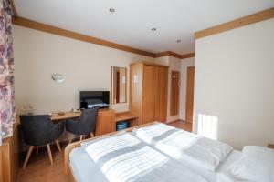 Postel nebo postele na pokoji v ubytování Hotel Restaurant Schwarzer Adler