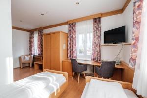Postel nebo postele na pokoji v ubytování Hotel Restaurant Schwarzer Adler + 37 fotografií