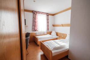 Postel nebo postele na pokoji v ubytování Hotel Restaurant Schwarzer Adler