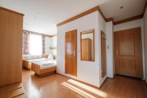 Postel nebo postele na pokoji v ubytování Hotel Restaurant Schwarzer Adler