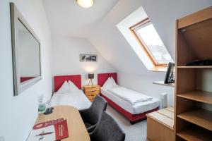 Postel nebo postele na pokoji v ubytování Hotel Restaurant Schwarzer Adler