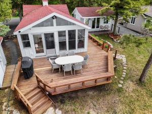 Κήπος έξω από το Deckside Dreams on Crystal Lake