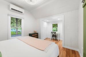 Ένα ή περισσότερα κρεβάτια σε δωμάτιο στο Deckside Dreams on Crystal Lake