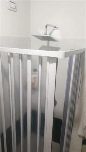 - un comptoir blanc avec lavabo dans la salle de bains dans l'établissement Allure, à Cinquale
