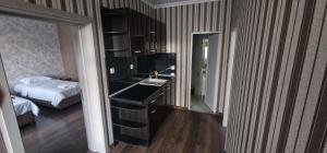 ein Badezimmer mit einem Waschbecken und ein Schlafzimmer mit einem Bett in der Unterkunft Стаи за гости Георги Сава Раковски 97 in Targowischte