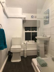 Et badeværelse på Tan-Y-Garth Cottage Snowdonia + 6 billeder