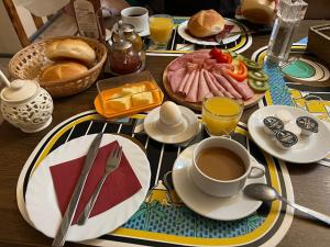 einen Tisch mit Tellern und einer Tasse Kaffee in der Unterkunft Fränkischer Hof in Mainleus