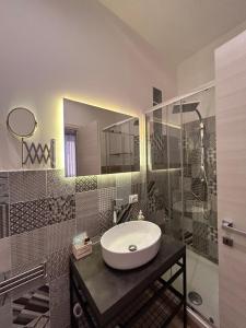 un baño con lavabo y ducha en A Casa di Josephine, en Palermo