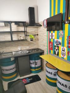 a fast food kitchen with a counter and a counter top at Gigiotto garage in Siracusa