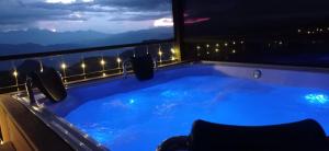 a jacuzzi tub in a room with a view at Kcafe Ancestral Glamping in Venecia