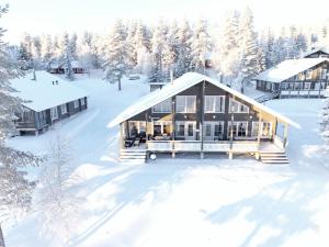an aerial view of a house in the snow at Aurinko Saaga 3 in Ukkohalla