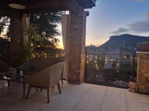 Villa Castelli في كوسترمانو: فناء مع كرسي وسياج مع أضواء