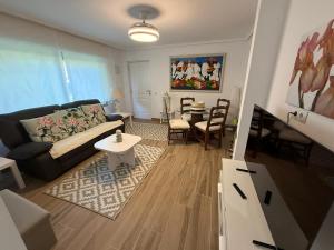 a living room with a couch and a table at Retiro verde en Madrid in Quintana