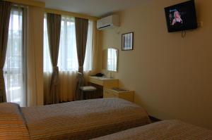 Televisyen dan/atau pusat hiburan di Family Hotel Familia