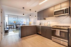 Cucina o angolo cottura di Modern Apt with Indoor Pool