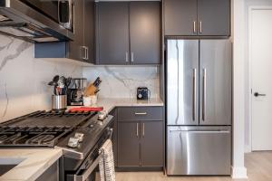 Cucina o angolo cottura di Modern Apt with Indoor Pool