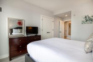 Letto o letti in una camera di Modern Apt with Indoor Pool