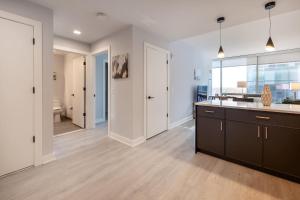 una cucina con un lavello e un bancone di Modern Apt with Indoor Pool a New Rochelle