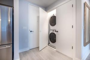 Foto dalla galleria di Modern Apt with Indoor Pool a New Rochelle