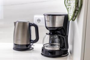 una cafetera negra sentada en la parte superior de un mostrador en Beach - By Smarthomes, en São Martinho do Porto