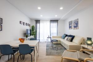 una sala de estar con un sofá y una mesa en Beach - By Smarthomes, en São Martinho do Porto