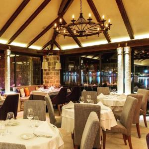 Reštaurácia alebo iné gastronomické zariadenie v ubytovaní Orka Apartments