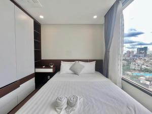Postel nebo postele na pokoji v ubytování Vinh Hoi Apartments - Luxury Apartment Furnished Suites