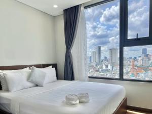 Postel nebo postele na pokoji v ubytování Vinh Hoi Apartments - Luxury Apartment Furnished Suites