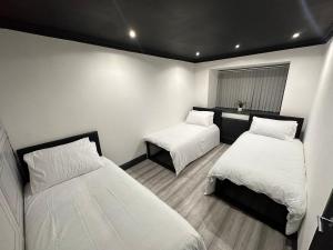 a bedroom with two beds and a window at Triple Room near Train Station in Birmingham