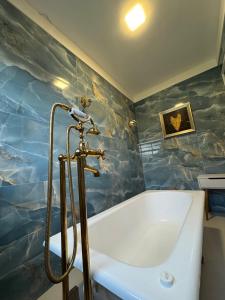 a bathroom with a bath tub and a sink at Chalé Pé do Morro in Penha +9 photos