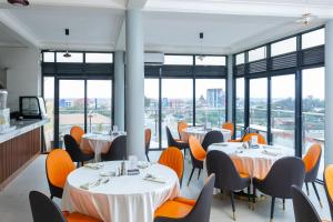 TV a/nebo společenská místnost v ubytování Ngabu Hotel