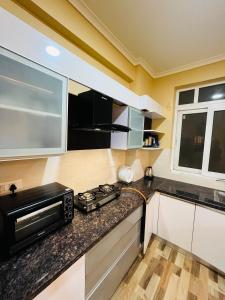 Fotografie z fotogalerie ubytování The Charming Retreat 2BHK Service Apartment with Swimming Pool v destinaci Lakhnaú