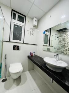 Fotografie z fotogalerie ubytování The Charming Retreat 2BHK Service Apartment with Swimming Pool v destinaci Lakhnaú + 53 fotografií