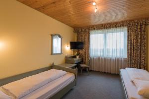 フランクフルト・アム・マインにあるTagungshotel Höchster Hofのベッド2台とテレビがあるホテルの部屋 +64枚の写真