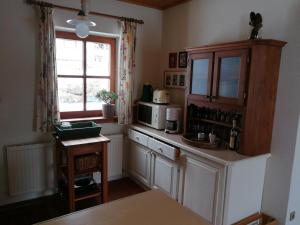 Chalet Dreibubenhaus.的厨房或小厨房