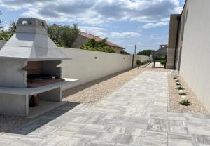 een buitenoven aan de zijkant van een gebouw bij Villa Good Vibes with heated pool in Kod Mula