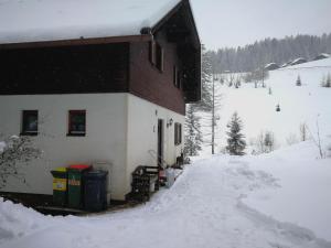 冬天的Chalet Dreibubenhaus.