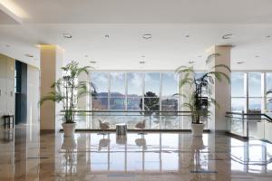 コジェにあるGeoje Samsung Hotelの建物内の鉢植えが置かれたロビー +30枚の写真