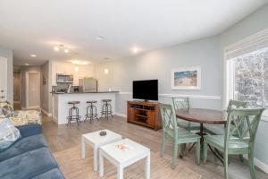 Η κουζίνα ή μικρή κουζίνα στο Beachside 214 Luxury Condo on the Beach