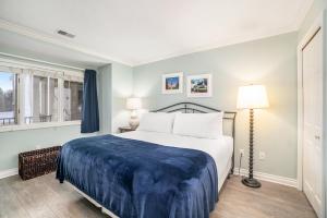 Ένα ή περισσότερα κρεβάτια σε δωμάτιο στο Beachside 214 Luxury Condo on the Beach